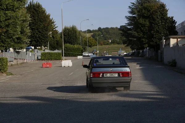 Bibbiano-Reggio Emilia İtalya - 07: 15 2015: Alfa Romeo 75 şehir meydanında klasik arabaların ücretsiz mitingi. Yüksek kalite fotoğraf