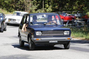 Bibbiano-Reggio Emilia Italy - 07: 15 2015: Fiat 127 şehir meydanında klasik arabaların ücretsiz mitingi. Yüksek kalite fotoğraf