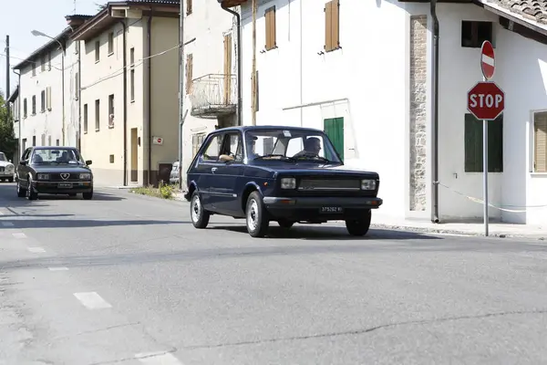 ビビアーノ レッジョ エミリアイタリア 2015 町の広場フィアット127でヴィンテージ車の無料ラリー 高品質の写真 — ストック写真