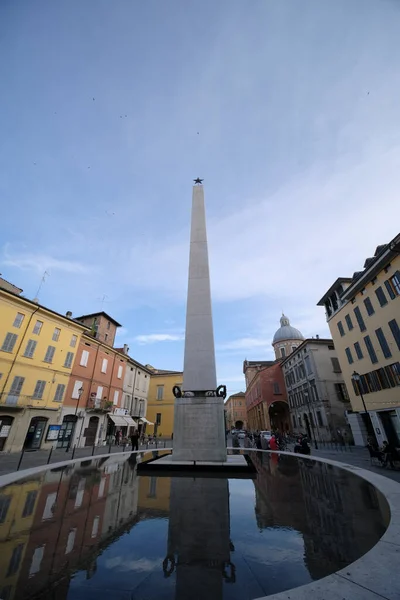Reggio Emilia Plaza Gioberti Obelisk High Quality Photo — Foto de Stock