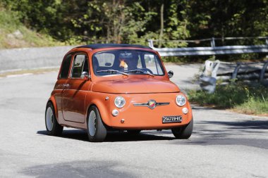 Bibbiano-Reggio Emilia Italy - 07: 15 2015: Fiat 500 şehir meydanında klasik arabaların ücretsiz mitingi. Yüksek kalite fotoğraf