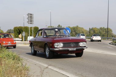 Bibbiano-Reggio Emilia İtalya - 07: 15 2015: Lancia Fulvia HF şehir meydanında klasik arabaların ücretsiz mitingi. Yüksek kalite fotoğraf