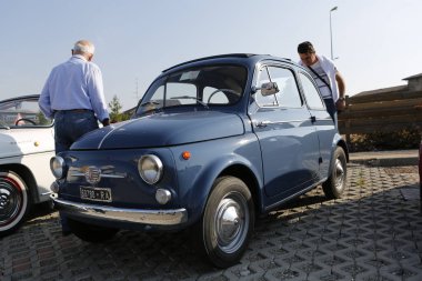 Bibbiano-Reggio Emilia Italy - 07: 15 2015: Fiat 500 şehir meydanında klasik arabaların ücretsiz mitingi. Yüksek kalite fotoğraf