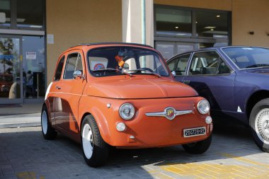 Bibbiano-Reggio Emilia Italy - 07: 15 2015: Fiat 500 şehir meydanında klasik arabaların ücretsiz mitingi. Yüksek kalite fotoğraf