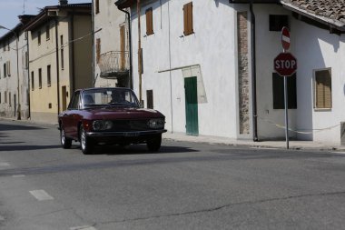 Bibbiano-Reggio Emilia İtalya - 07: 15 2015: Lancia Fulvia HF şehir meydanında klasik arabaların ücretsiz mitingi. Yüksek kalite fotoğraf