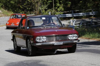 Bibbiano-Reggio Emilia İtalya - 07: 15 2015: Lancia Fulvia HF şehir meydanında klasik arabaların ücretsiz mitingi. Yüksek kalite fotoğraf