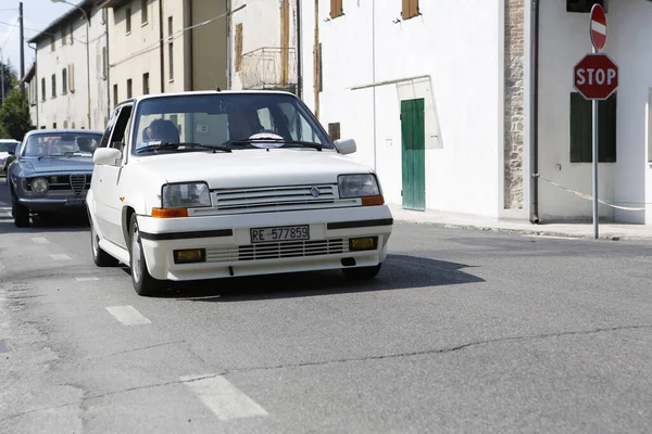 ビビアーノ レッジョ エミリアイタリア 2015 町の広場でヴィンテージ車の無料ラリールノー5 Gtターボ 高品質の写真 — ストック写真