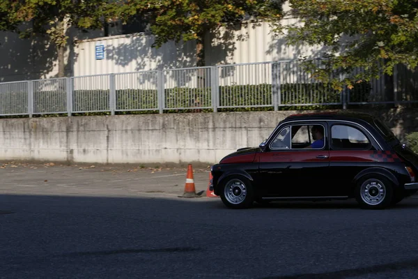 ビビアーノ レッジョ エミリアイタリア 2015 町の広場フィアット500黒でヴィンテージ車の無料ラリー 高品質の写真 — ストック写真