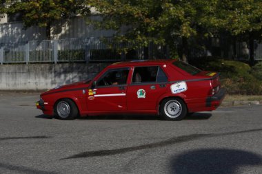Bibbiano-Reggio Emilia İtalya - 07: 15 2015: Alfa Romeo 75 şehir meydanında klasik arabaların ücretsiz mitingi. Yüksek kalite fotoğraf