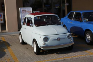 Bibbiano-Reggio Emilia Italy - 07: 15 2015: Fiat 500 şehir meydanında klasik arabaların ücretsiz mitingi. Yüksek kalite fotoğraf