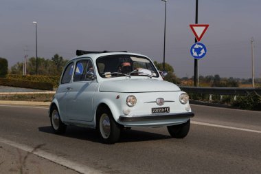 Bibbiano-Reggio Emilia Italy - 07: 15 2015: Fiat 500 şehir meydanında klasik arabaların ücretsiz mitingi. Yüksek kalite fotoğraf