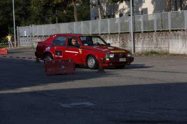Bibbiano-Reggio Emilia İtalya - 07: 15 2015: Alfa Romeo 75 şehir meydanında klasik arabaların ücretsiz mitingi. Yüksek kalite fotoğraf