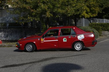 Bibbiano-Reggio Emilia İtalya - 07: 15 2015: Alfa Romeo 75 şehir meydanında klasik arabaların ücretsiz mitingi. Yüksek kalite fotoğraf