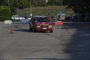 Bibbiano-Reggio Emilia İtalya - 07: 15 2015: Alfa Romeo 75 şehir meydanında klasik arabaların ücretsiz mitingi. Yüksek kalite fotoğraf