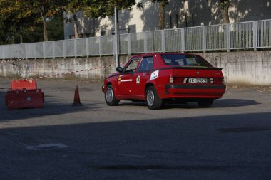 Bibbiano-Reggio Emilia İtalya - 07: 15 2015: Alfa Romeo 75 şehir meydanında klasik arabaların ücretsiz mitingi. Yüksek kalite fotoğraf