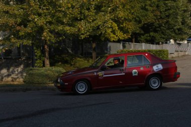 Bibbiano-Reggio Emilia İtalya - 07: 15 2015: Alfa Romeo 75 şehir meydanında klasik arabaların ücretsiz mitingi. Yüksek kalite fotoğraf