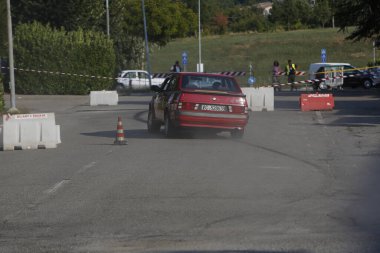 Bibbiano-Reggio Emilia İtalya - 07: 15 2015: Alfa Romeo 75 şehir meydanında klasik arabaların ücretsiz mitingi. Yüksek kalite fotoğraf