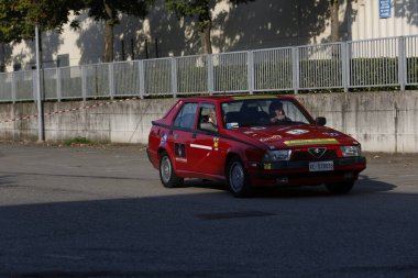 Bibbiano-Reggio Emilia İtalya - 07: 15 2015: Alfa Romeo 75 şehir meydanında klasik arabaların ücretsiz mitingi. Yüksek kalite fotoğraf