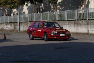 Bibbiano-Reggio Emilia İtalya - 07: 15 2015: Alfa Romeo 75 şehir meydanında klasik arabaların ücretsiz mitingi. Yüksek kalite fotoğraf