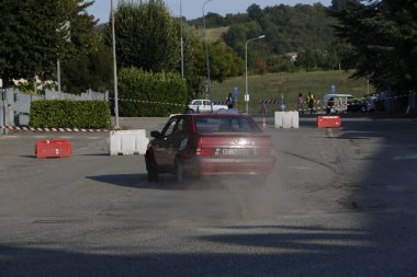 Bibbiano-Reggio Emilia İtalya - 07: 15 2015: Alfa Romeo 75 şehir meydanında klasik arabaların ücretsiz mitingi. Yüksek kalite fotoğraf