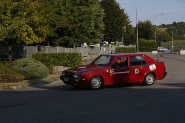Bibbiano-Reggio Emilia İtalya - 07: 15 2015: Alfa Romeo 75 şehir meydanında klasik arabaların ücretsiz mitingi. Yüksek kalite fotoğraf