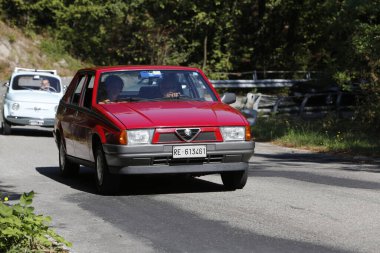 Bibbiano-Reggio Emilia İtalya - 07: 15 2015: Alfa Romeo 75 şehir meydanında klasik arabaların ücretsiz mitingi. Yüksek kalite fotoğraf