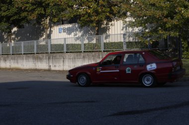 Bibbiano-Reggio Emilia İtalya - 07: 15 2015: Alfa Romeo 75 şehir meydanında klasik arabaların ücretsiz mitingi. Yüksek kalite fotoğraf