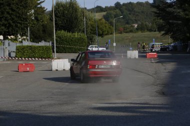 Bibbiano-Reggio Emilia İtalya - 07: 15 2015: Alfa Romeo 75 şehir meydanında klasik arabaların ücretsiz mitingi. Yüksek kalite fotoğraf