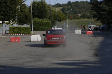 Bibbiano-Reggio Emilia İtalya - 07: 15 2015: Alfa Romeo 75 şehir meydanında klasik arabaların ücretsiz mitingi. Yüksek kalite fotoğraf