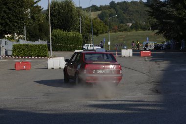 Bibbiano-Reggio Emilia İtalya - 07: 15 2015: Alfa Romeo 75 şehir meydanında klasik arabaların ücretsiz mitingi. Yüksek kalite fotoğraf