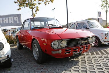 Bibbiano-Reggio Emilia İtalya - 07: 15 2015: Lancia Fulvia HF şehir meydanında klasik arabaların ücretsiz mitingi. Yüksek kalite fotoğraf