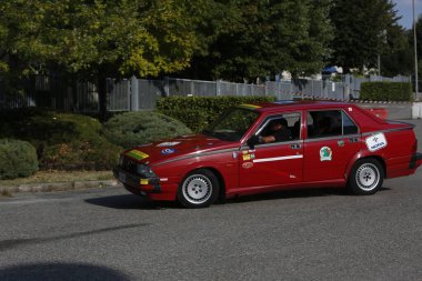 Bibbiano-Reggio Emilia İtalya - 07: 15 2015: Alfa Romeo 75 şehir meydanında klasik arabaların ücretsiz mitingi. Yüksek kalite fotoğraf