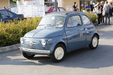 Bibbiano-Reggio Emilia Italy - 07: 15 2015: Fiat 500 şehir meydanında klasik arabaların ücretsiz mitingi. Yüksek kalite fotoğraf