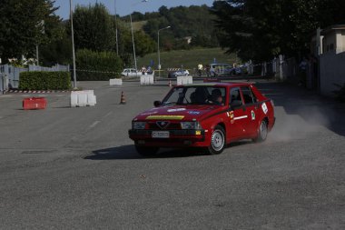 Bibbiano-Reggio Emilia İtalya - 07: 15 2015: Alfa Romeo 75 şehir meydanında klasik arabaların ücretsiz mitingi. Yüksek kalite fotoğraf