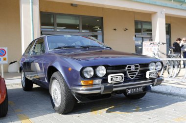 Bibbiano-Reggio Emilia Italy - 07: 15 2015: Alfa Romeo Gtv şehir meydanında klasik arabaların ücretsiz mitingi. Yüksek kalite fotoğraf