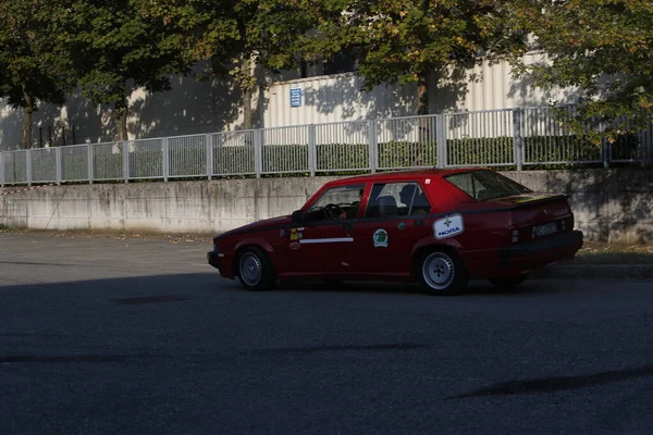 ビビアーノ レッジョ エミリアイタリア 2015 町の広場でヴィンテージ車の無料ラリーアルファロメオ75 高品質の写真 — ストック写真