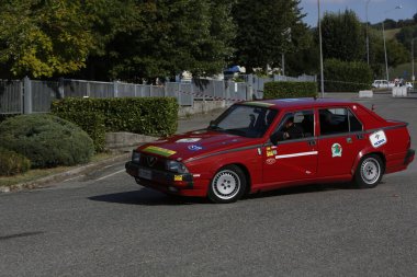 Bibbiano-Reggio Emilia İtalya - 07: 15 2015: Alfa Romeo 75 şehir meydanında klasik arabaların ücretsiz mitingi. Yüksek kalite fotoğraf