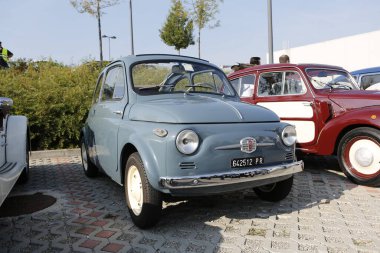 Bibbiano-Reggio Emilia Italy - 07: 15 2015: Fiat 500 şehir meydanında klasik arabaların ücretsiz mitingi. Yüksek kalite fotoğraf
