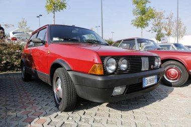 Bibbiano-Reggio Emilia Italy - 07: 15 2015: Fiat Ritmo 130 Abarth şehir meydanında klasik arabaların ücretsiz mitingi. Yüksek kalite fotoğraf