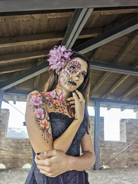 Beautiful Italian Brunette Girl Face Painted Floral Style High Quality — 스톡 사진