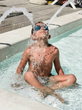 Yüzme gözlüklü çocuk suda oynuyor. Yüksek kalite fotoğraf