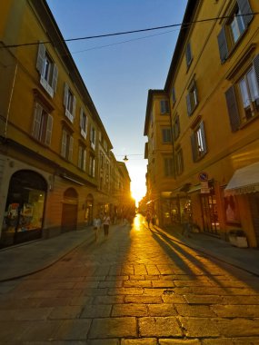 Güneş batarken Reggio Emilia 'nın merkezinde. Yüksek kalite fotoğraf