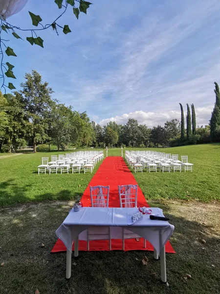 Outdoor Wedding Setup White Chairs High Quality Photo — Stockfoto