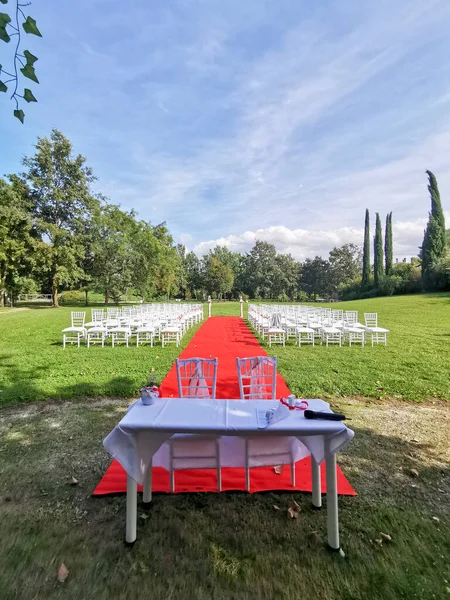 Outdoor Wedding Setup White Chairs High Quality Photo — Stockfoto