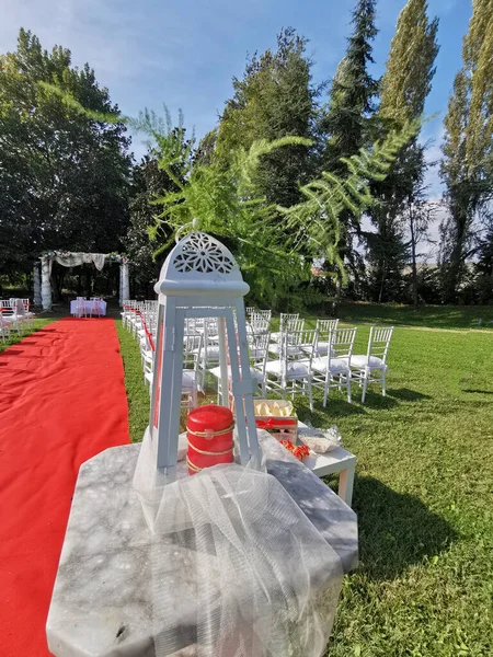白い椅子で屋外結婚式のセットアップ 高品質の写真 — ストック写真