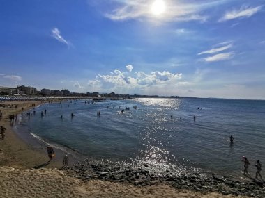 Cattolica Rimini İtalya 'daki iskeleden sahilin manzarası. Yüksek kalite fotoğraf