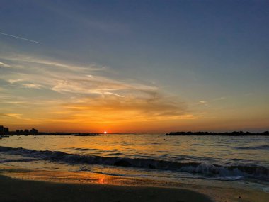 Gün batımında İtalya 'nın Romagna Riviera plajında. Yüksek kalite fotoğraf