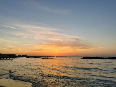 Gün batımında İtalya 'nın Romagna Riviera plajında. Yüksek kalite fotoğraf