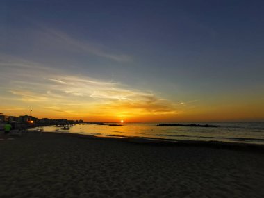 Gün batımında İtalya 'nın Romagna Riviera plajında. Yüksek kalite fotoğraf