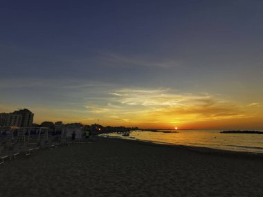 Gün batımında İtalya 'nın Romagna Riviera plajında. Yüksek kalite fotoğraf